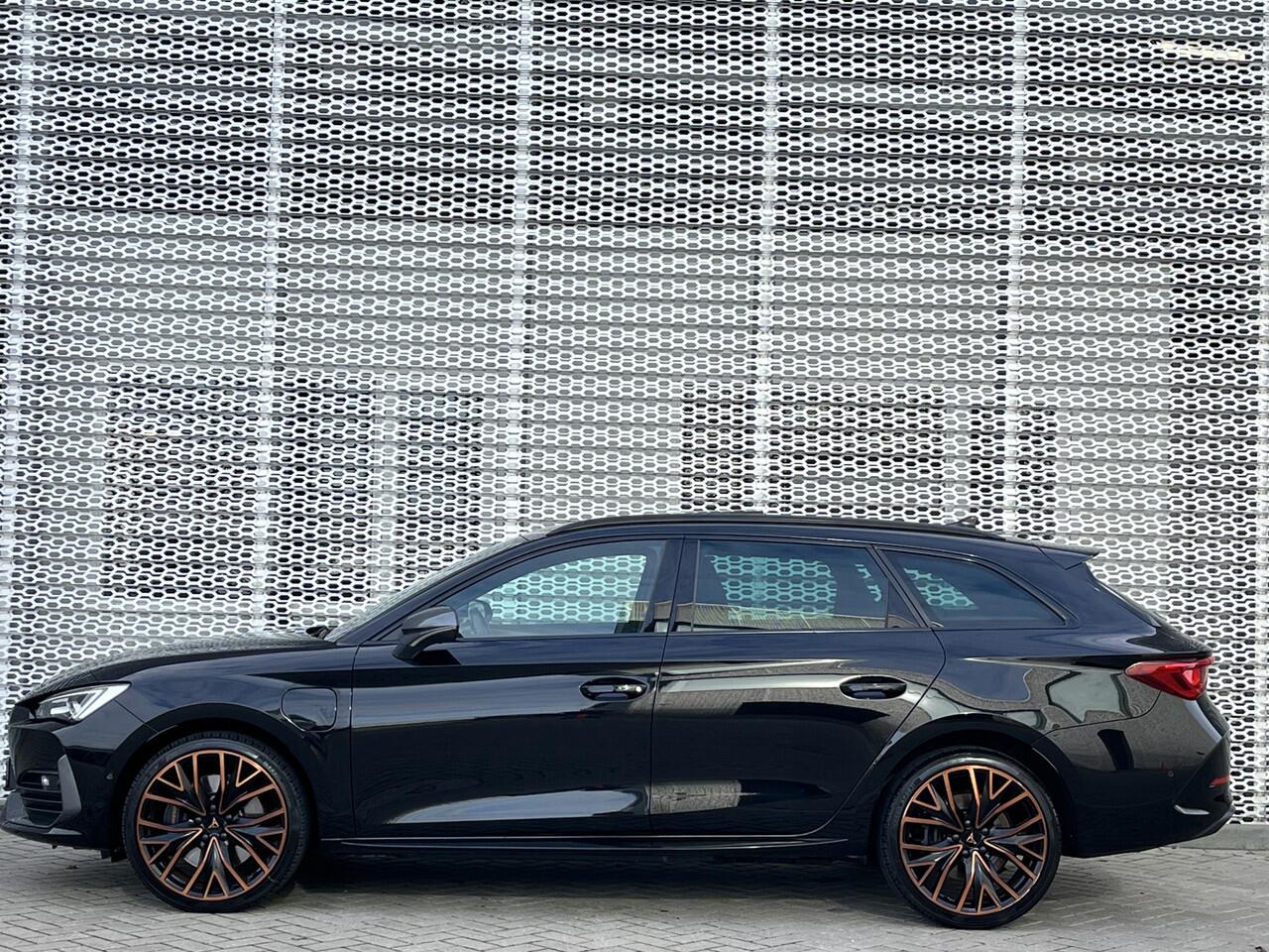 Cupra Leon Sportstourer 1.4 e-Hybrid VZ Performance / Pano / Navigatie / App connect / Camera / Parkeersensoren V+A / P4