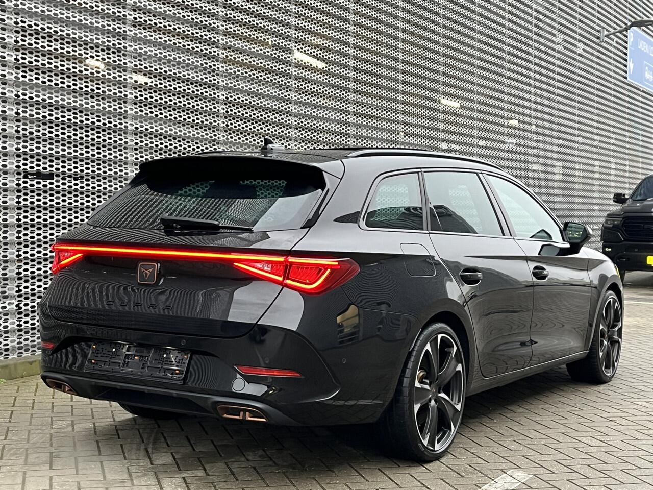 Cupra Leon Sportstourer 1.4 e-Hybrid 245PK DSG Performance / Panoramadak / Dodehoek / Parkeersensoren V+A / Camera / Stuur+Stoelverwarming / 19"LMV P4