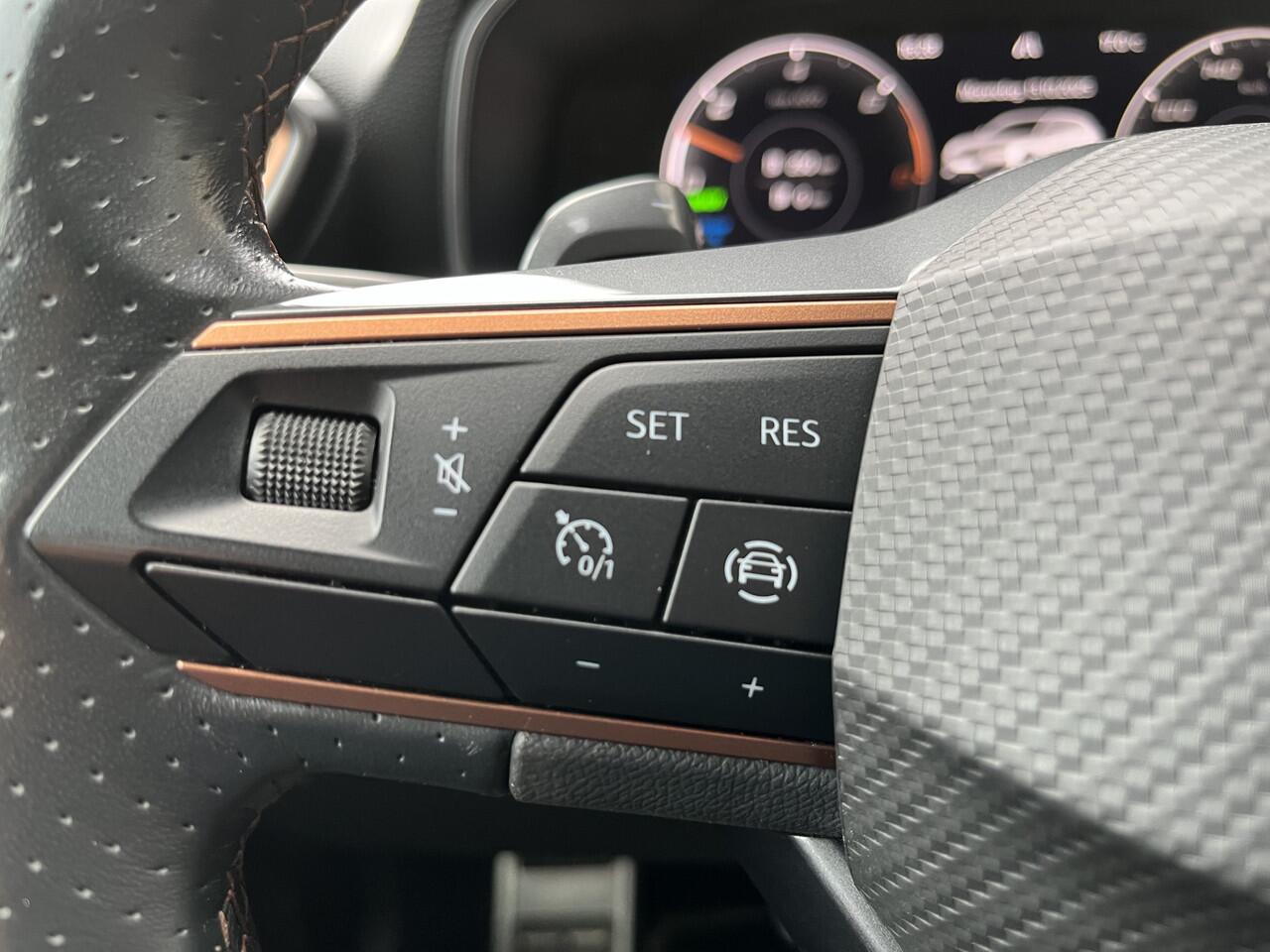 Cupra Leon Sportstourer 1.4 e-Hybrid VZ Performance / AUTOMAAT/ 245 PK/ PARK. SENSOREN/ LED/ KEYLESS/ CRUISE/ FULL LINK/ STOEL-STUURVERWARM./ NAVI/ CLIMA/ DAB/ 19" LMV