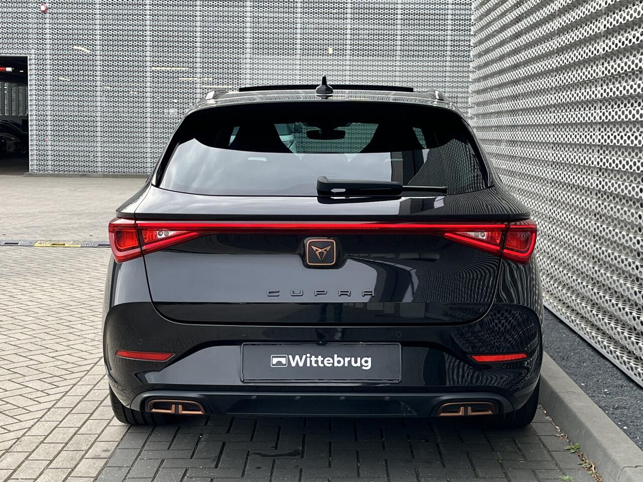 Cupra Leon Sportstourer 1.4 e-Hybrid 245PK VZ Performance / Panoramadak / Supersport Stuur / Memory Seat / Achteruitrijcamera / Stuur + Stoelverwarming / Dodehoek Sensor / Elektrische Achterklep **