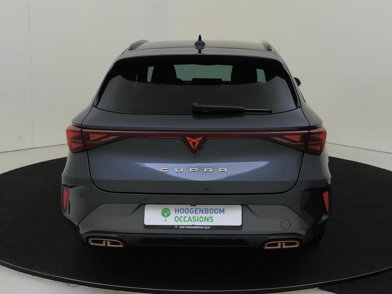 Cupra Leon Sportstourer 1.5 TSI e-Hybrid Business | Achteruitrijcamera | 3-zone airco | CarPlay | Keyless | Sfeerverlichting | Stuurwiel verwarmd | Voorklimatisering |