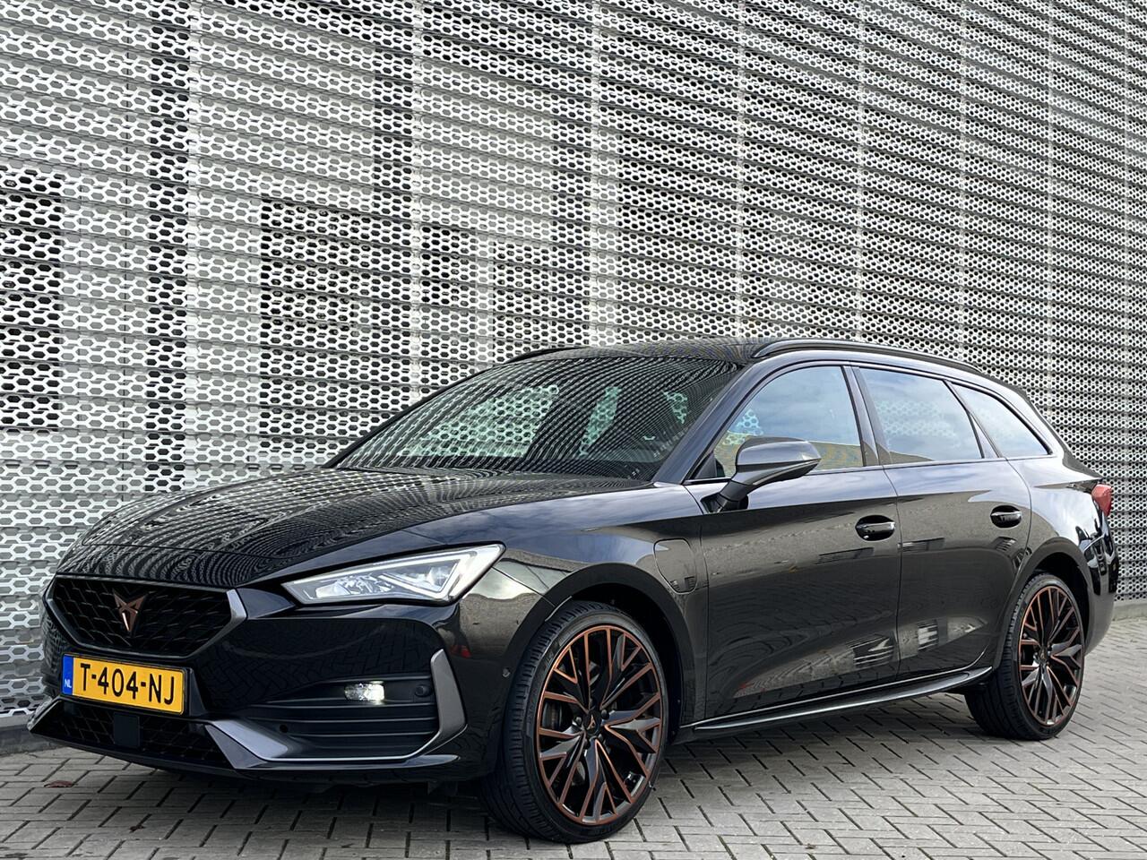Cupra Leon Sportstourer 1.4 e-Hybrid VZ Performance / Pano / Navigatie / App connect / Camera / Parkeersensoren V+A / P4
