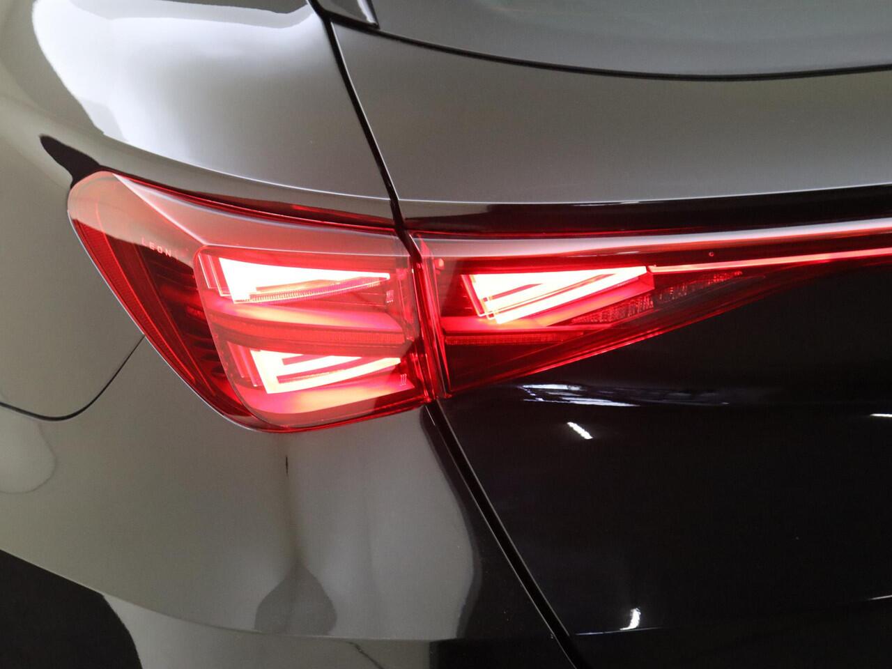 Cupra Leon Sportstourer 1.5 TSI e-Hybrid Business | Achteruitrijcamera | Sfeerverlichting | CarPlay | Adaptieve cruise control | Stuurwiel verwarmd | Voorklimatisering | 3-zone airco |