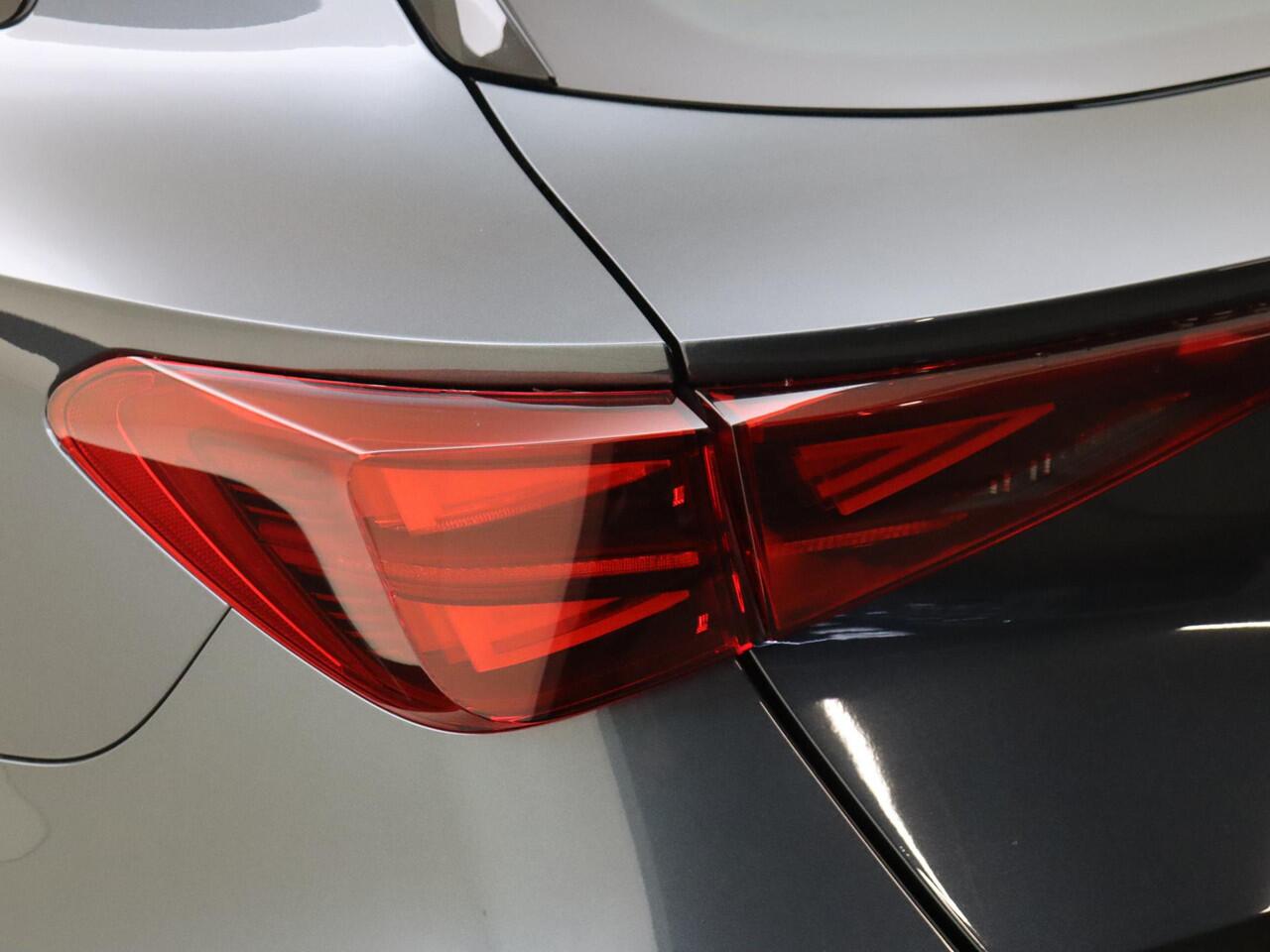 Cupra Leon Sportstourer 1.5 TSI e-Hybrid Business | SoH 100% | Trekhaak | Parkeerassistent | Dodehoek detectie | Kuipstoelen | Stoel- en stuurwielverwarming | Adaptieve cruise control | Achteruitrijcamera | 3-zone airco |