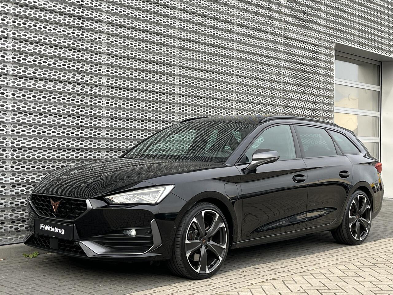Cupra Leon Sportstourer 1.4 e-Hybrid 245PK VZ Performance / Panoramadak / Memory Seat / Achteruitrijcamera / Stuur + Stoelverwarming / Dodehoek Sensor / Elektrische Achterklep **