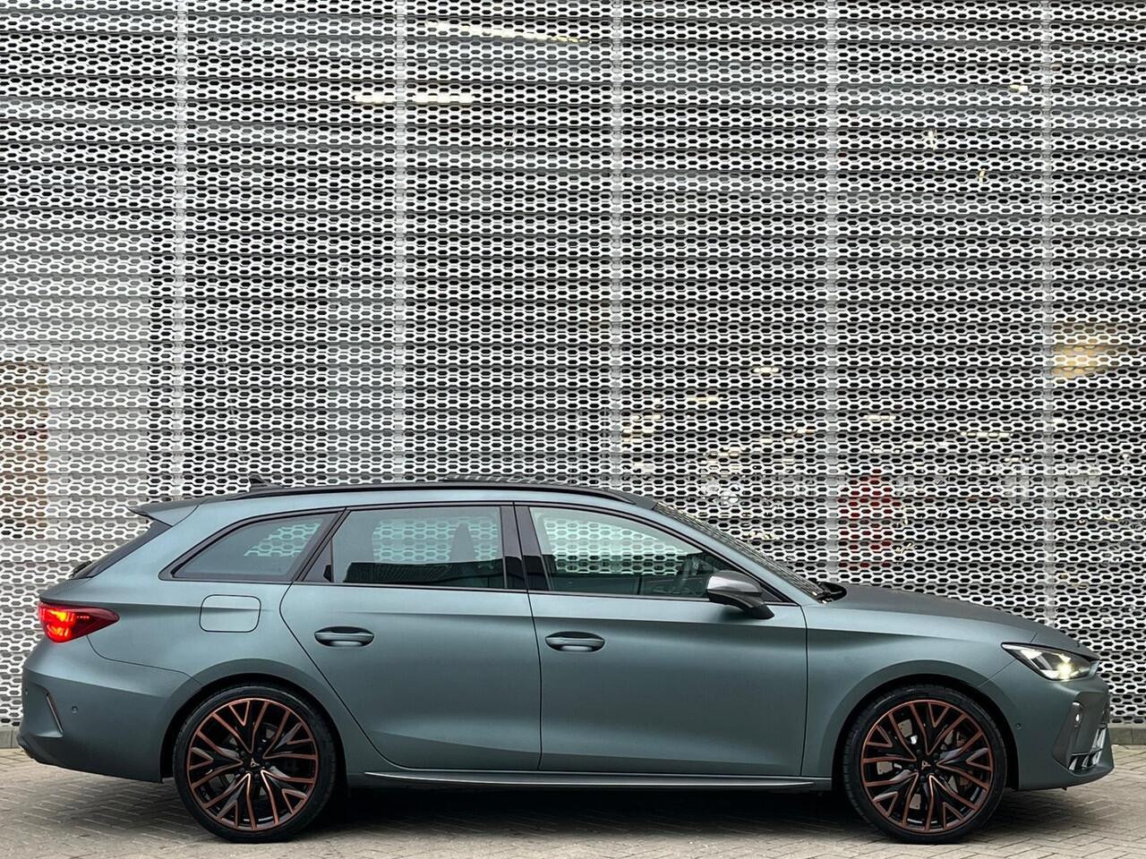 Cupra Leon Sportstourer 1.5 TSI e-Hybrid VZ Extreme / Panoramadak / Sennheiser / Navigatiesysteem / App connect / CUP-Stoelen / Stoel+stuurverwaring /