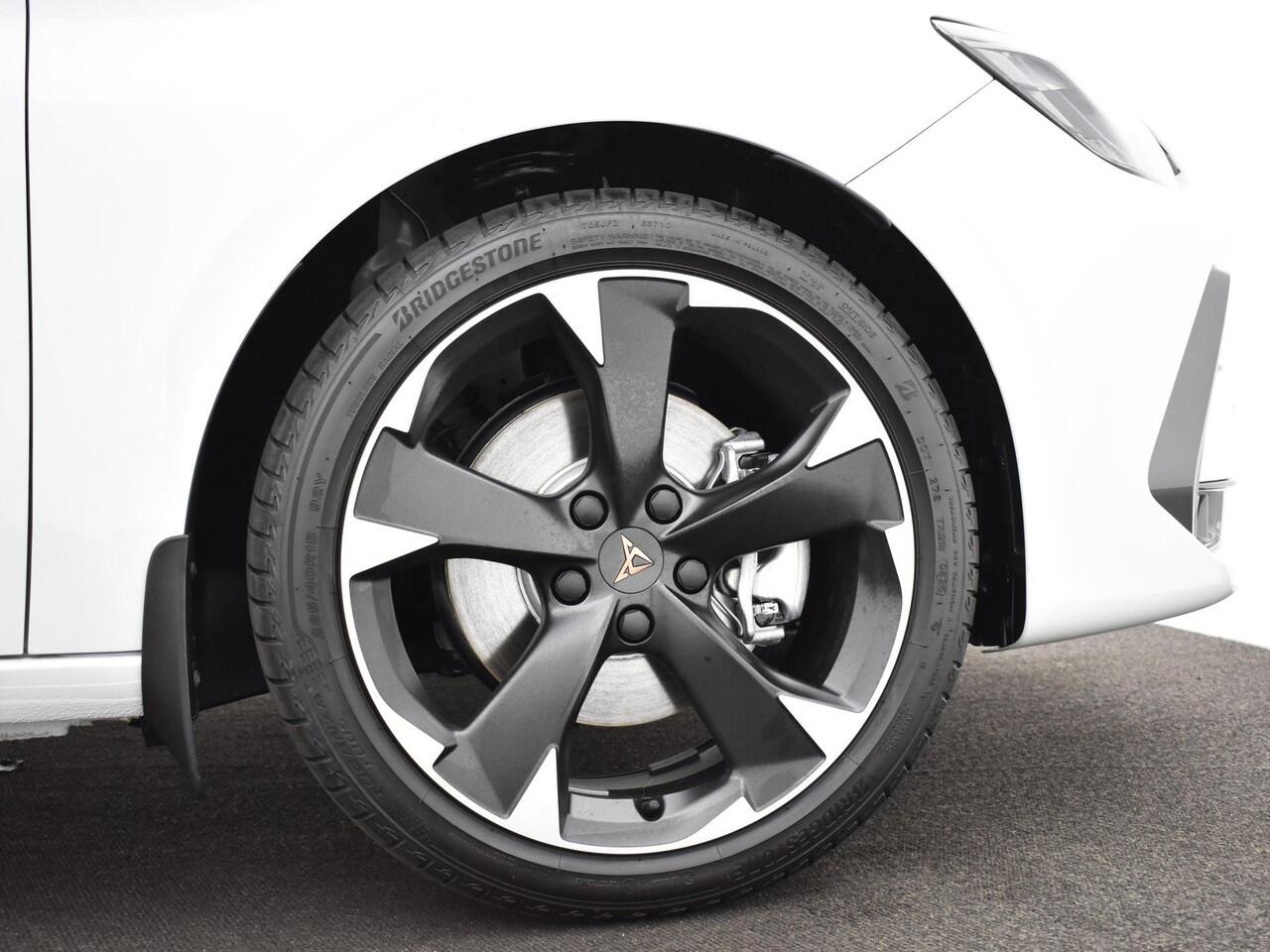 Cupra Leon Sportstourer 1.5 Tsi 204pk DSG e-Hybrid Business · Camera · Apple/Android Car Play · Elek. Trekhaak · Elek. Achterklep · 18'' Inch · Garantie t/m 20-05-2028 of 90.000km