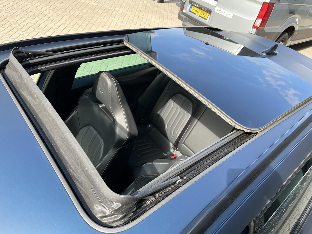 Cupra Leon Sportstourer 1.4 e-Hybrid 245pk DSG Black Edition / Matte Lak / Panoramadak / Leer / Elek Verstelbare Bestuurdersstoel Met Geheugen / Donker Glas / 19" LMV **