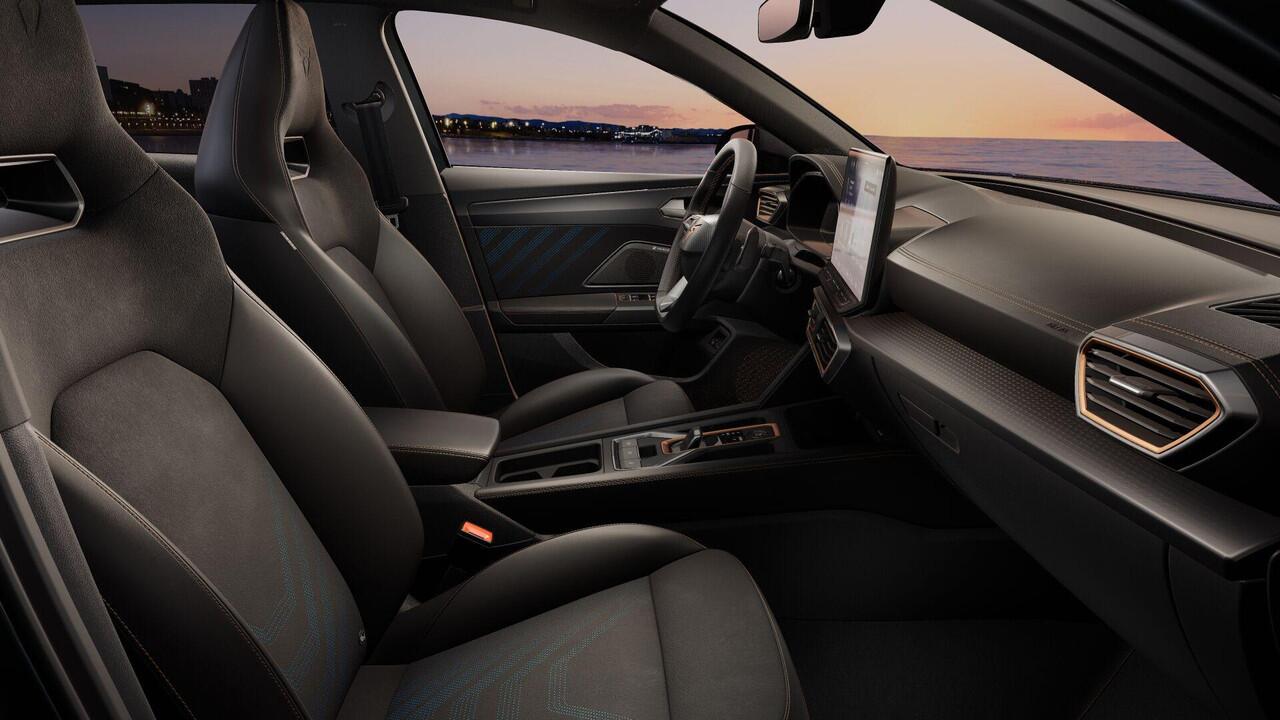 Cupra Leon Sportstourer 1.5 TSI e-Hybrid VZ Performance | Sennheiser sound | Travel Assist | Dodehoek sensor | Achteruitrijcamera | Carplay | Navigatie | Elektrische achterklep