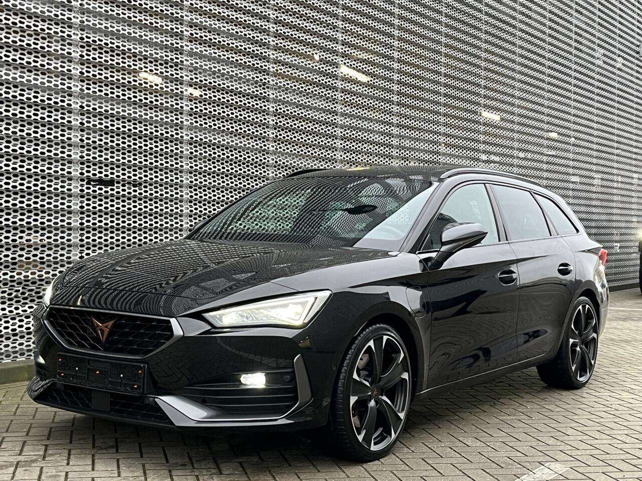 Cupra Leon Sportstourer 1.4 e-Hybrid 245PK DSG Performance / Panoramadak / Dodehoek / Parkeersensoren V+A / Camera / Stuur+Stoelverwarming / 19"LMV P4