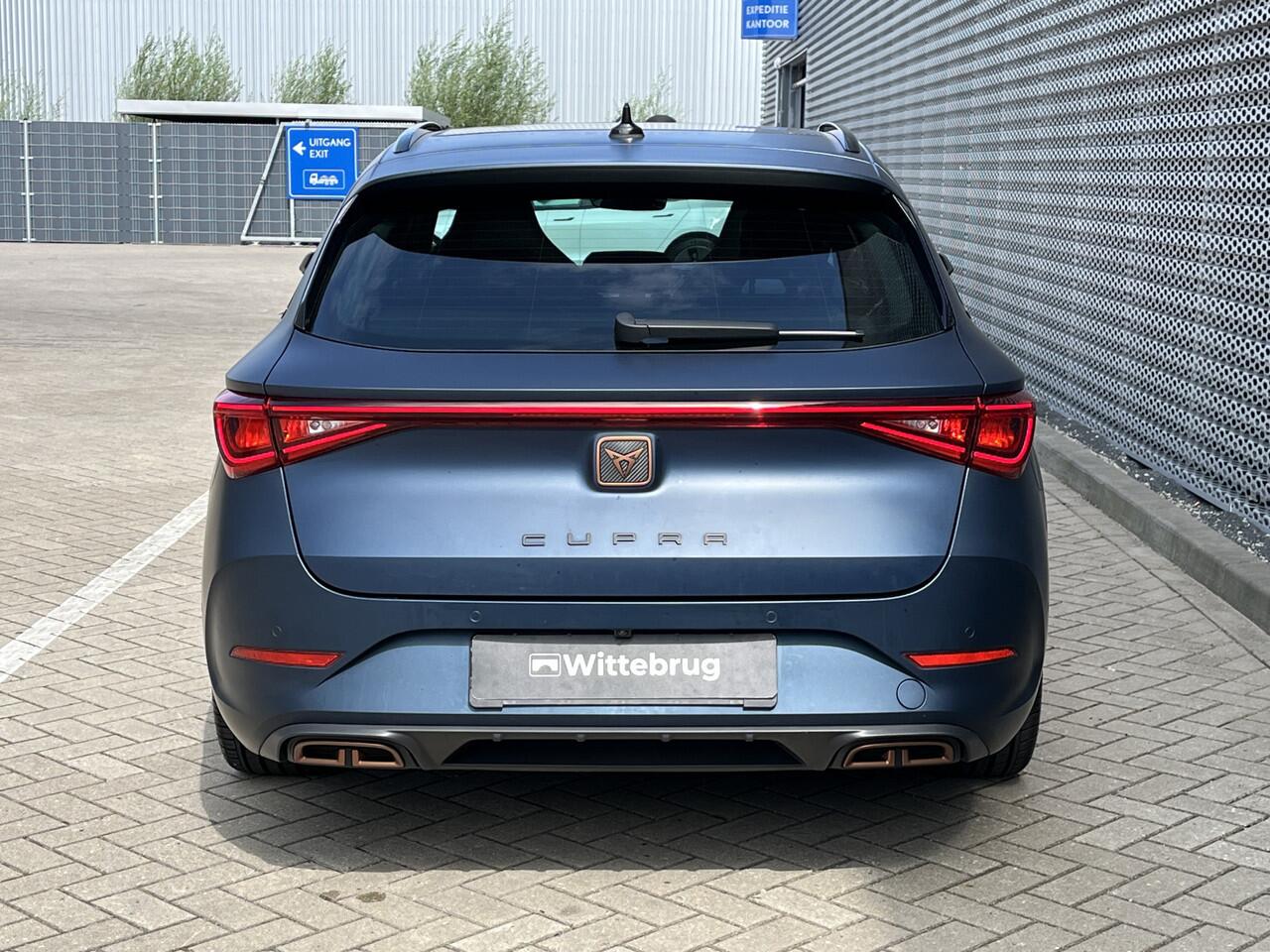 Cupra Leon Sportstourer 1.4 e-Hybrid 245pk DSG Black Edition / Matte Lak / Panoramadak / Leer / Elek Verstelbare Bestuurdersstoel Met Geheugen / Donker Glas / 19" LMV **