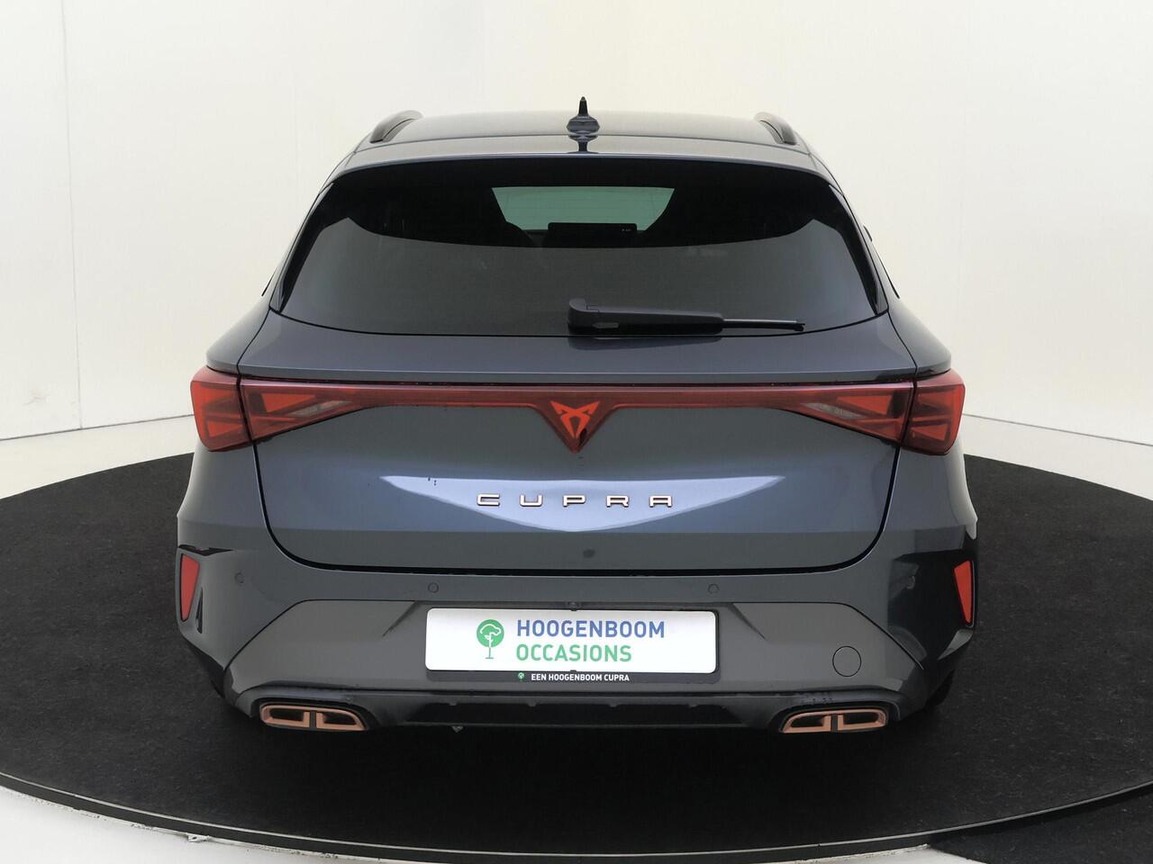 Cupra Leon Sportstourer 1.5 TSI e-Hybrid Business | SoH 100% | Trekhaak | Parkeerassistent | Dodehoek detectie | Kuipstoelen | Stoel- en stuurwielverwarming | Adaptieve cruise control | Achteruitrijcamera | 3-zone airco |