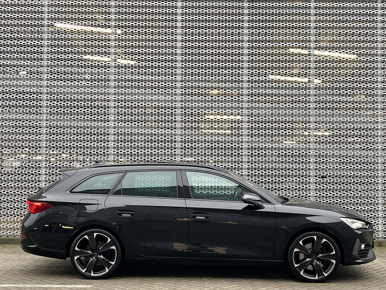 Cupra Leon Sportstourer 1.4 e-Hybrid 245PK DSG Performance / Panoramadak / Dodehoek / Parkeersensoren V+A / Camera / Stuur+Stoelverwarming / 19"LMV P4