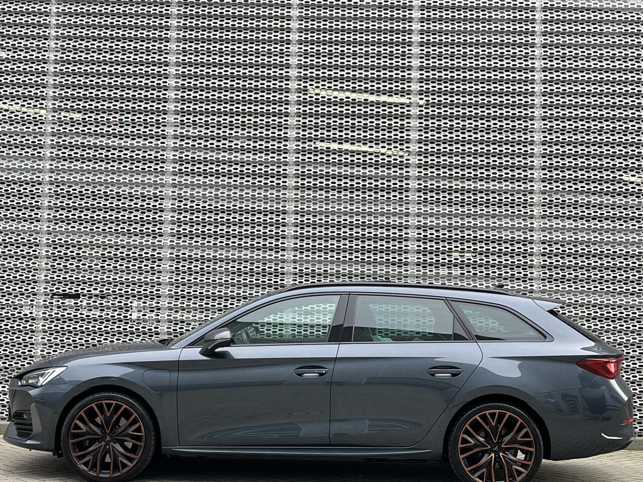 Cupra Leon Sportstourer 1.4 e-Hybrid 245PK VZ Performance / Panoramadak / Supersport Stuur / Achteruitrijcamera / Stuur + Stoelverwarming / Dodehoek Sensor **