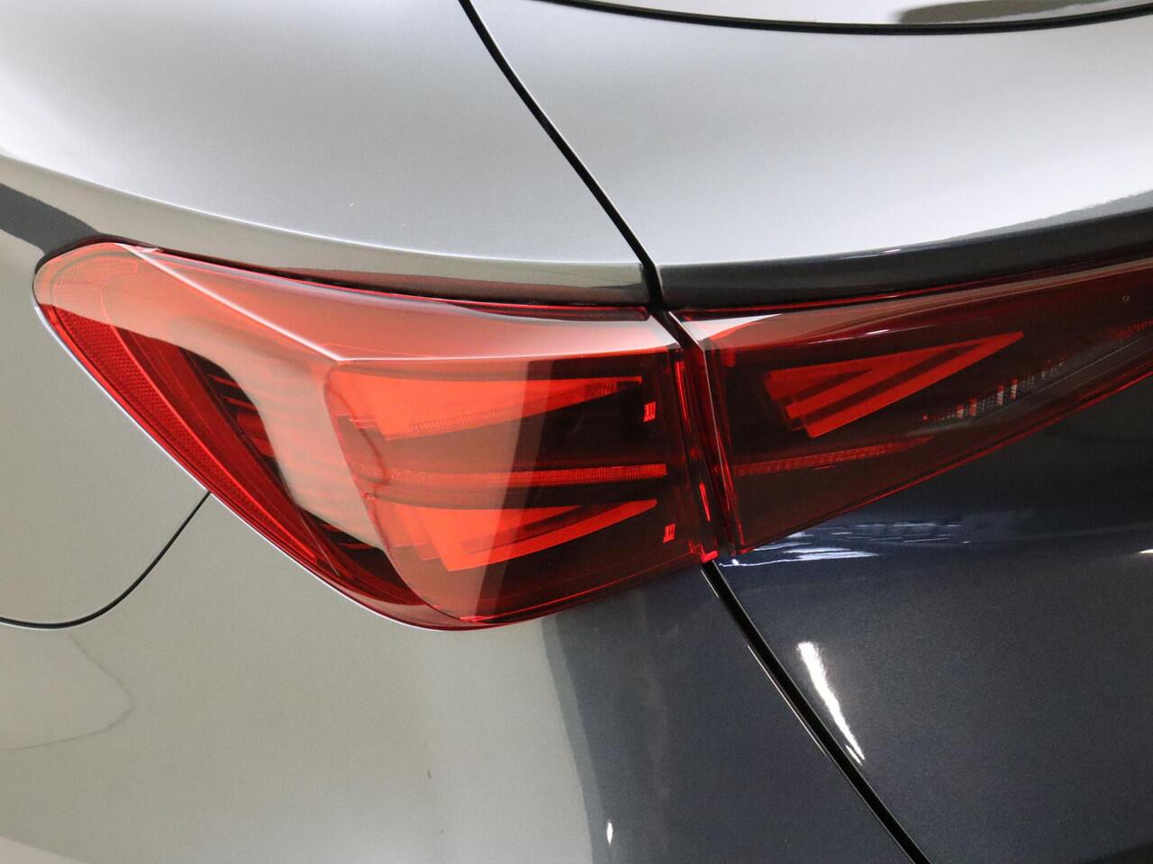 Cupra Leon Sportstourer 1.5 TSI e-Hybrid Business | Achteruitrijcamera | 3-zone airco | CarPlay | Keyless | Sfeerverlichting | Stuurwiel verwarmd | Voorklimatisering |