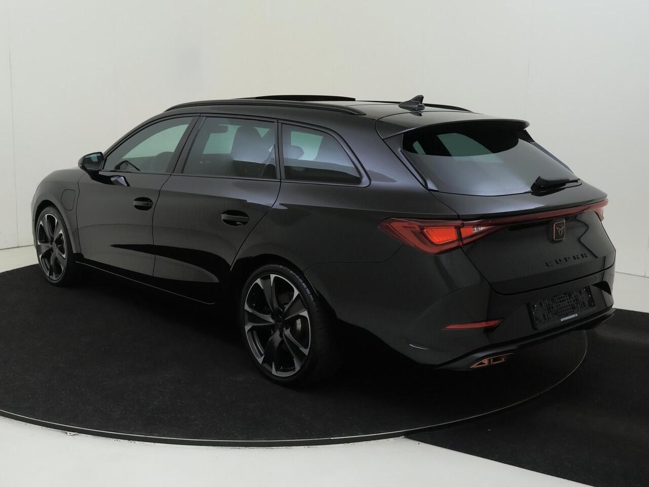 Cupra Leon Sportstourer 1.4 e-Hybrid VZ Performance | Panoramadak | Parkeerassistent | Keyless | Stoel- en stuurwielverwarming | Dodehoek detectie | Navigatie | Achteruitrijcamera |
