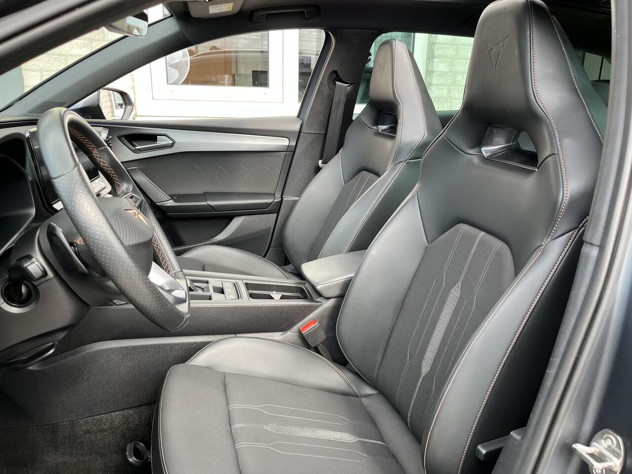 Cupra Leon Sportstourer 1.4 e-Hybrid VZ Performance / AUTOMAAT/ PANO/ 245 PK/ 19" LMV/ FULL LINK/ ADAPT. CRUISE/ DIGITAL DASH/ PARK. SENSOREN + CAMERA/ RIJ-MODI/ STOEL-STUUR VERWARM./ NAVI/ MATRIX/ DAB/ 3-ZONE CLIMA