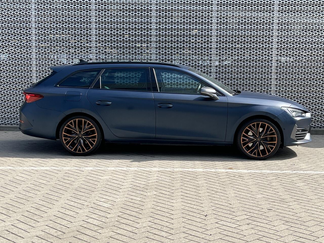 Cupra Leon Sportstourer 1.4 e-Hybrid 245pk DSG Black Edition / Matte Lak / Panoramadak / Leer / Elek Verstelbare Bestuurdersstoel Met Geheugen / Donker Glas / 19" LMV **