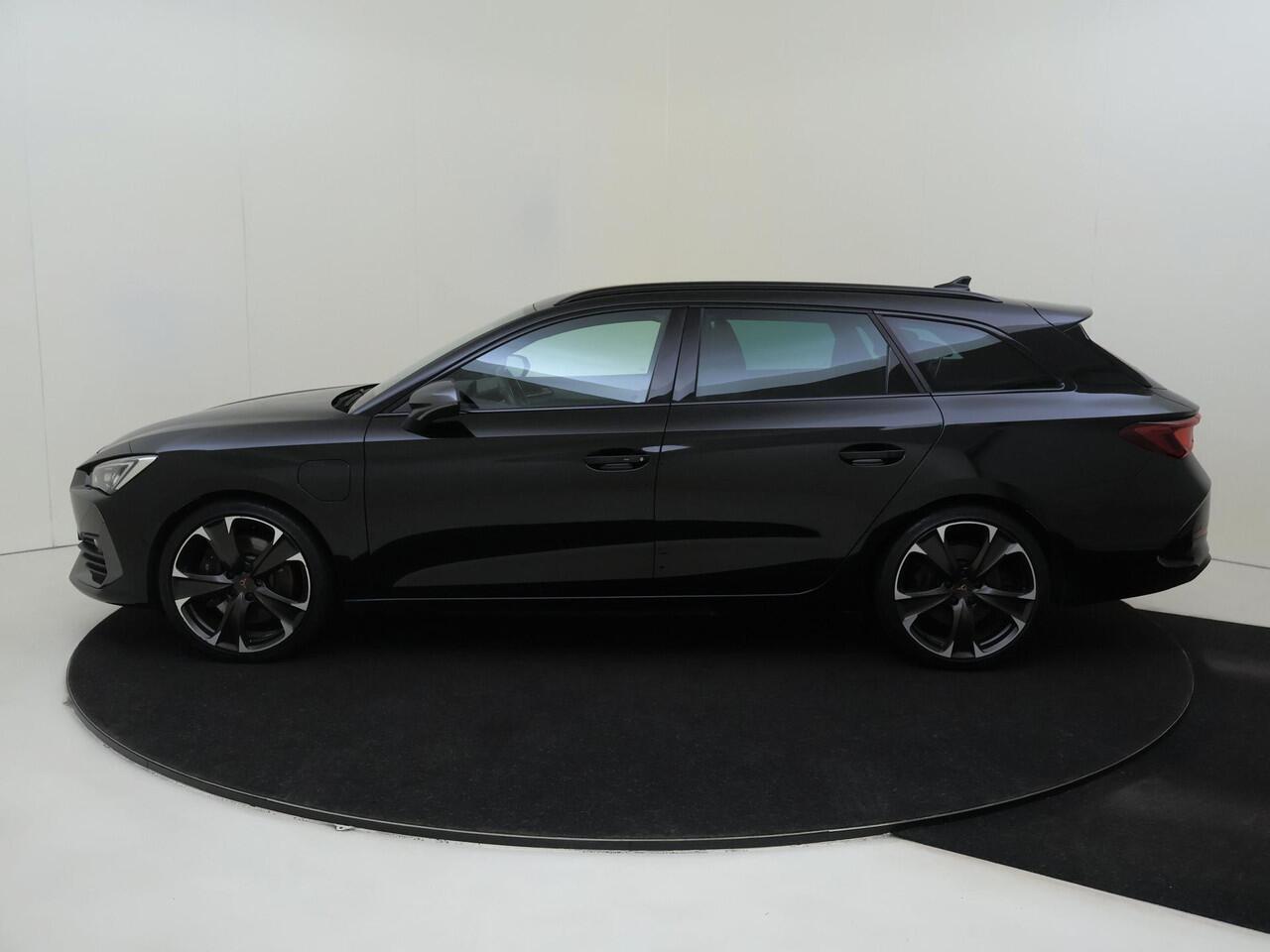 Cupra Leon Sportstourer 1.4 e-Hybrid VZ Performance | Parkeerasisstent | Keyless | Stoel- en stuurwielverwarming | Achteruitrijcamera | Navigatie | 3-zone airco | Sfeerverlichting | Elektrisch inklapbare buitenspiegels |