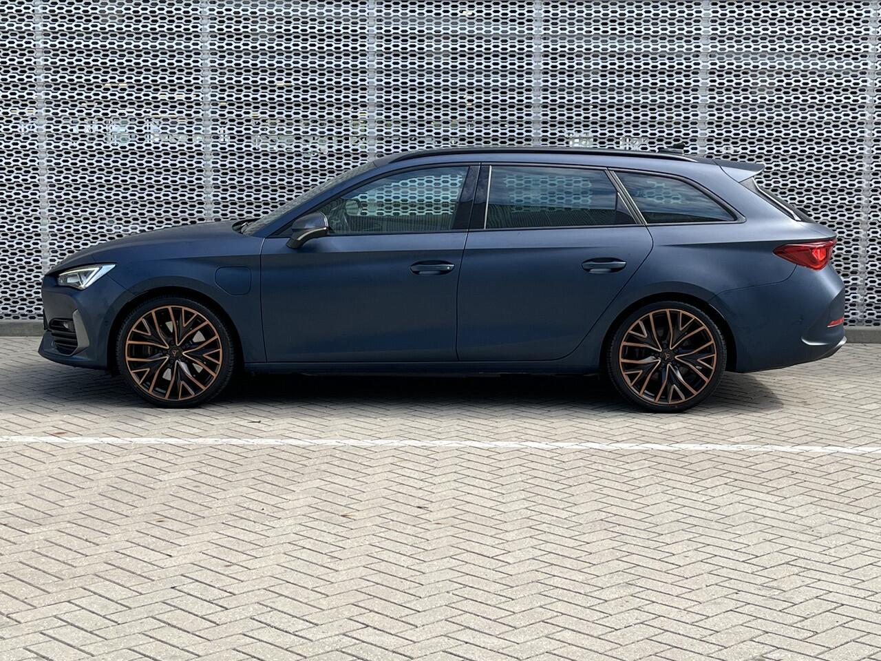 Cupra Leon Sportstourer 1.4 e-Hybrid 245pk DSG Black Edition / Matte Lak / Panoramadak / Leer / Elek Verstelbare Bestuurdersstoel Met Geheugen / Donker Glas / 19" LMV **