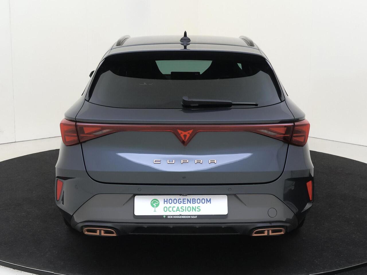 Cupra Leon Sportstourer 1.5 TSI e-Hybrid Business | SoH 100% | Trekhaak | Kuipstoelen | Dodehoek detectie | Parkeerassistent | Keyless | Stoel- en stuurwielverwarming | Adaptieve cruise control | Achteruitrijcamera |