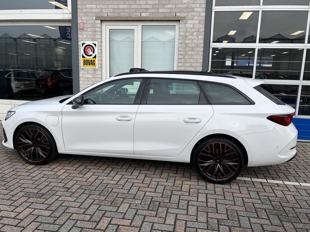Cupra Leon Sportstourer 1.4 e-Hybrid VZ Performance / AUTOMAAT/ 245 PK/ PANO/ LEER/ SUPER-SPORTSTUUR/ ELEKTR. STOEL/ KEYLESS/ 19" LMV/ FULL LINK/ RIJ-MODI/ STOEL-STUUR VERWARM./ PARK. SENSOREN + CAMERA