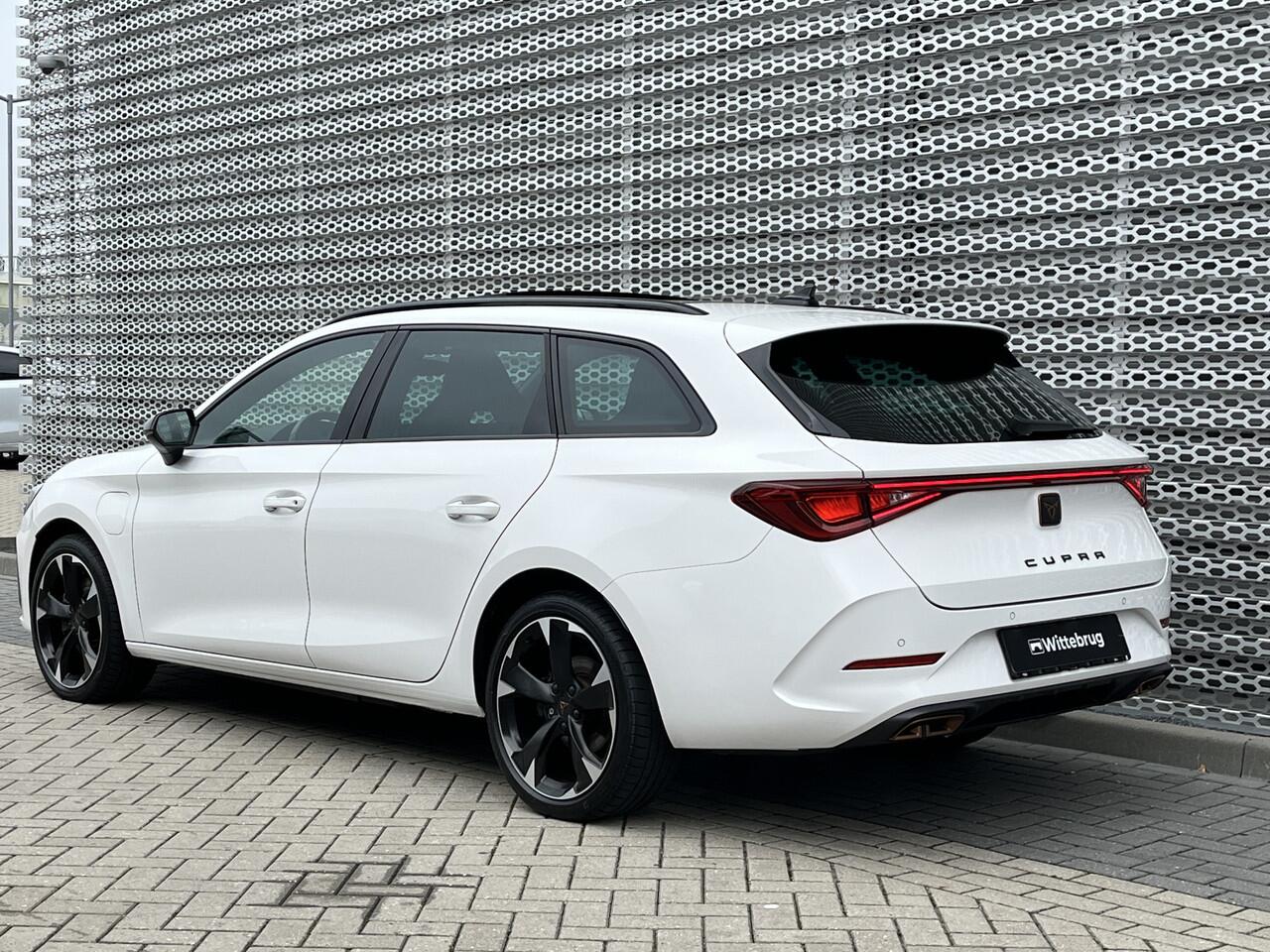 Cupra Leon Sportstourer 1.4 e-Hybrid 204PK Performance / Panoramadak / Kuipstoelen / Stuur + Stoelverwarming / Verwarmbare Voorruit / Parkeersensoren Achter
