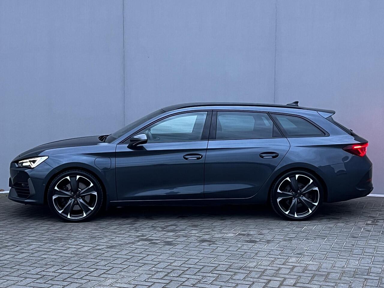 Cupra Leon Sportstourer 1.4 e-Hybrid VZ Copper Edition Automaat 245 PK / Plug-In / EAER 58km / Navigatie / Elektrische trekhaak 1.500 kg / Elektrische klep / Sportstoelen / Stuur- en stoelverwarming / Apple Carplay Android / 19" LM wielen /