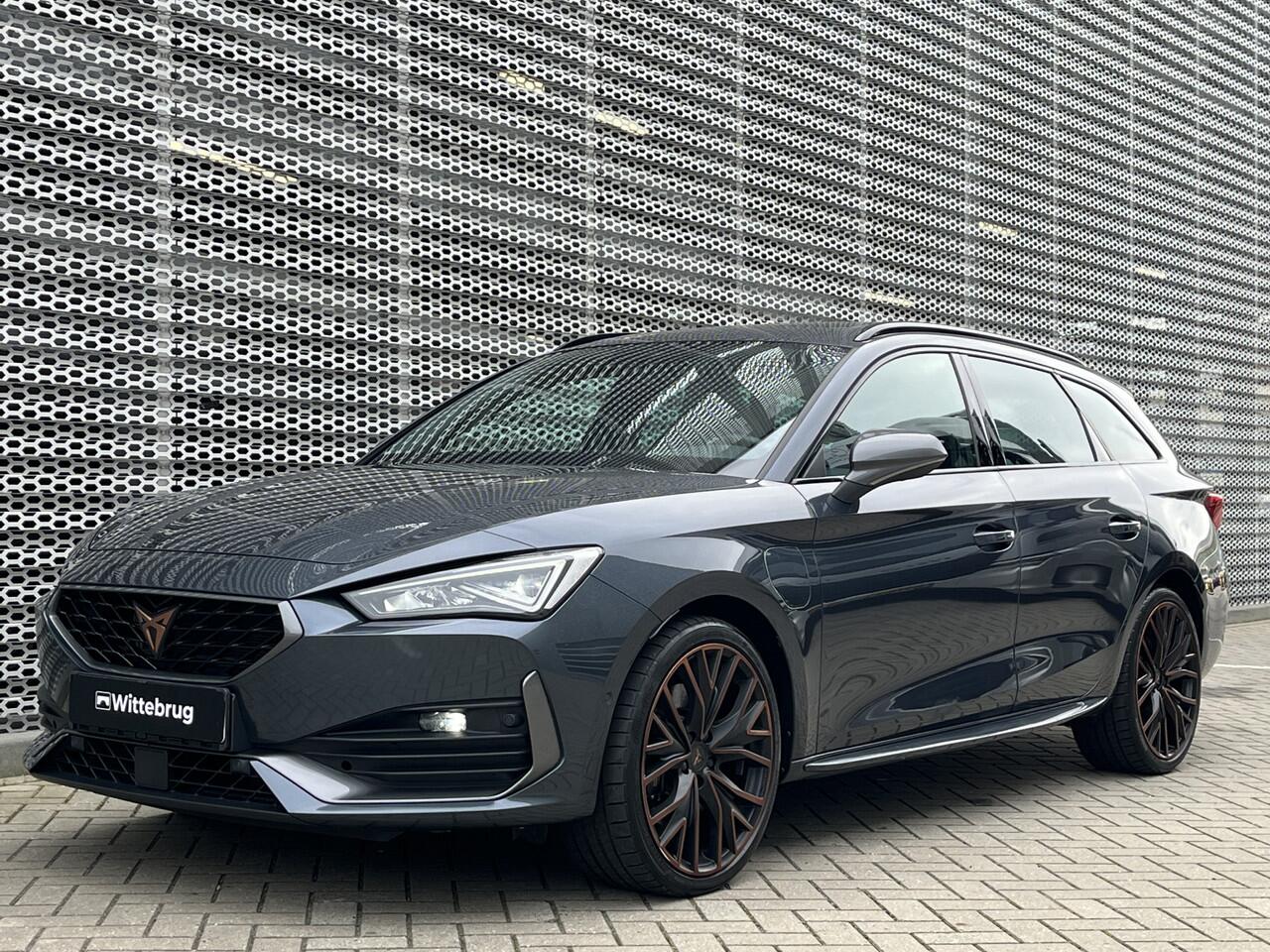 Cupra Leon Sportstourer 1.4 e-Hybrid 245PK VZ Performance / Panoramadak / Supersport Stuur / Achteruitrijcamera / Stuur + Stoelverwarming / Dodehoek Sensor **