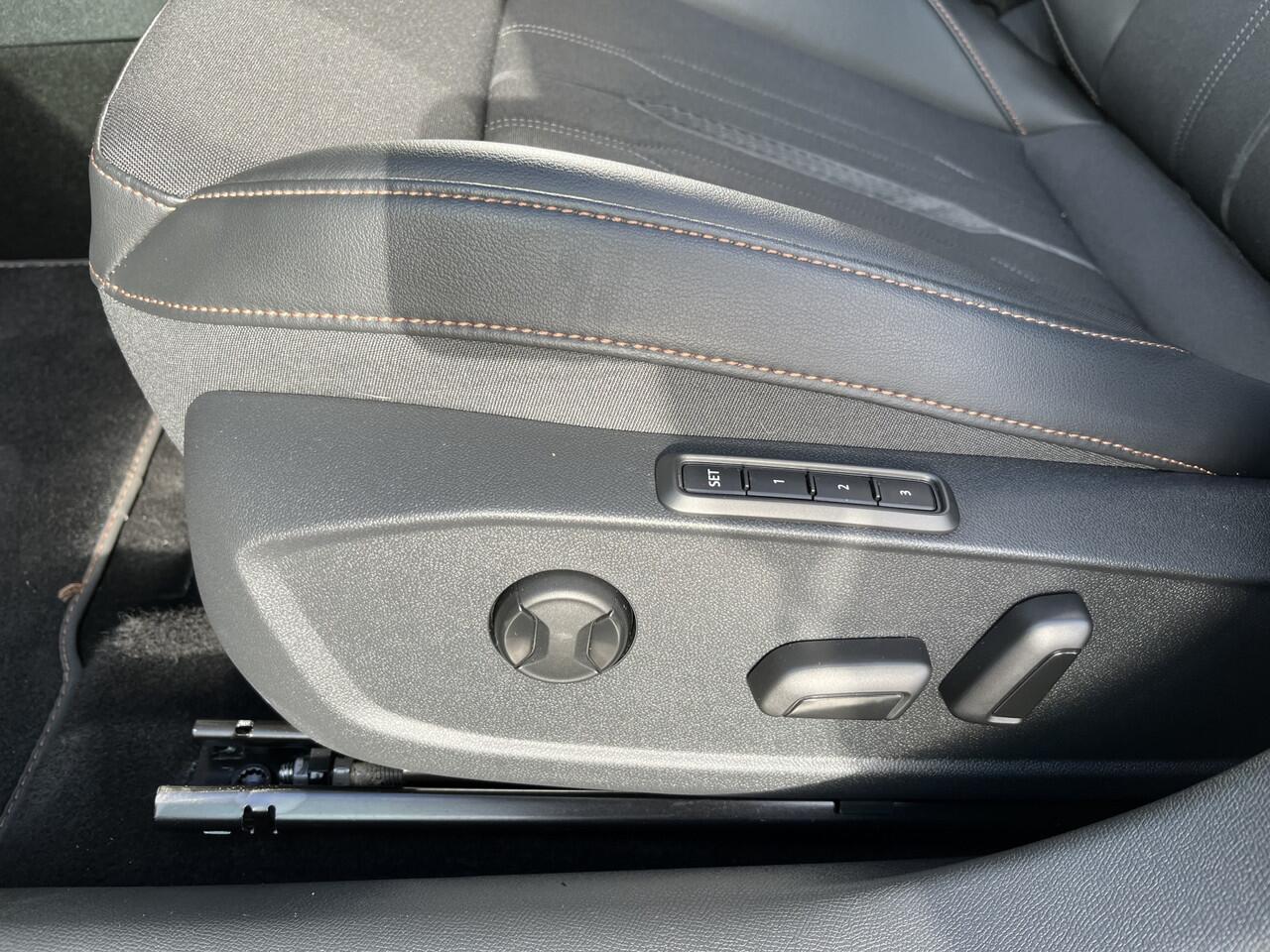 Cupra Leon Sportstourer 1.4 e-Hybrid Performance / AUTOMAAT/ PANO/ CAMERA/ PARK. SENSOREN/ MEMORY SEATS/ KEYLESS/ CRUISE/ STOEL-STUURVERWARM./ FULL LINK/ NAVI/ CLIMA/ DAB/ 18" LMV