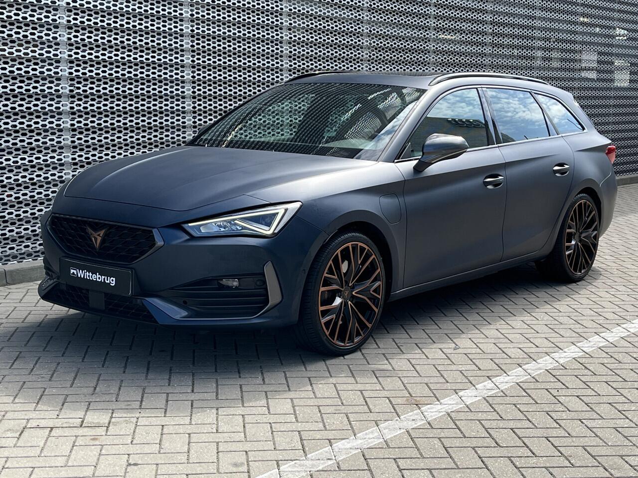 Cupra Leon Sportstourer 1.4 e-Hybrid 245pk DSG Black Edition / Matte Lak / Panoramadak / Leer / Elek Verstelbare Bestuurdersstoel Met Geheugen / Donker Glas / 19" LMV **