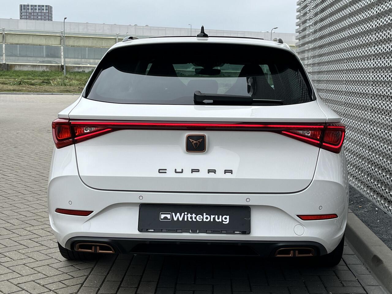 Cupra Leon Sportstourer 1.4 e-Hybrid 204PK Performance / Panoramadak / Kuipstoelen / Stuur + Stoelverwarming / Verwarmbare Voorruit / Parkeersensoren Achter