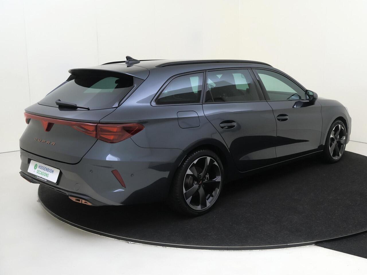 Cupra Leon Sportstourer 1.5 TSI e-Hybrid Business | SoH 100% | Trekhaak | Parkeerassistent | Dodehoek detectie | Kuipstoelen | Stoel- en stuurwielverwarming | Adaptieve cruise control | Achteruitrijcamera | 3-zone airco |