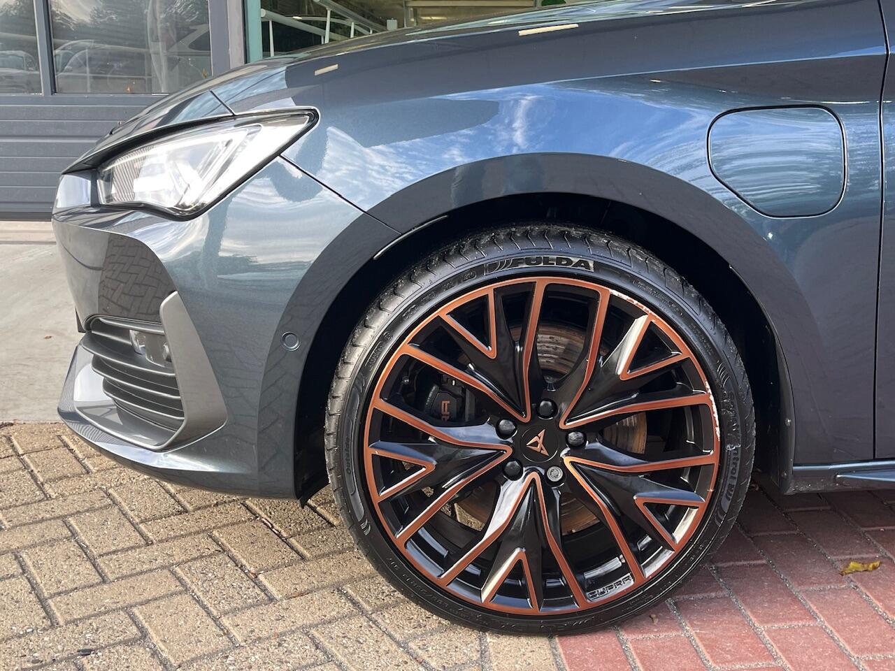 Cupra Leon Sportstourer 1.4 e-Hybrid VZ Performance / Panorama dak / Supersport stuurwiel / Geheugen stoelen / 19'' LMV