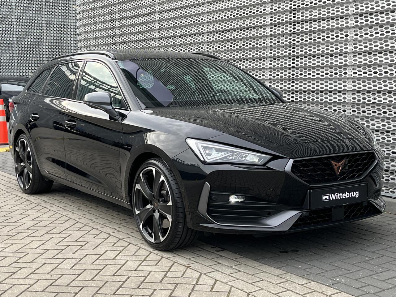 Cupra Leon Sportstourer 1.4 e-Hybrid 245PK VZ Performance / Panoramadak / Memory Seat / Achteruitrijcamera / Stuur + Stoelverwarming / Dodehoek Sensor / Elektrische Achterklep **
