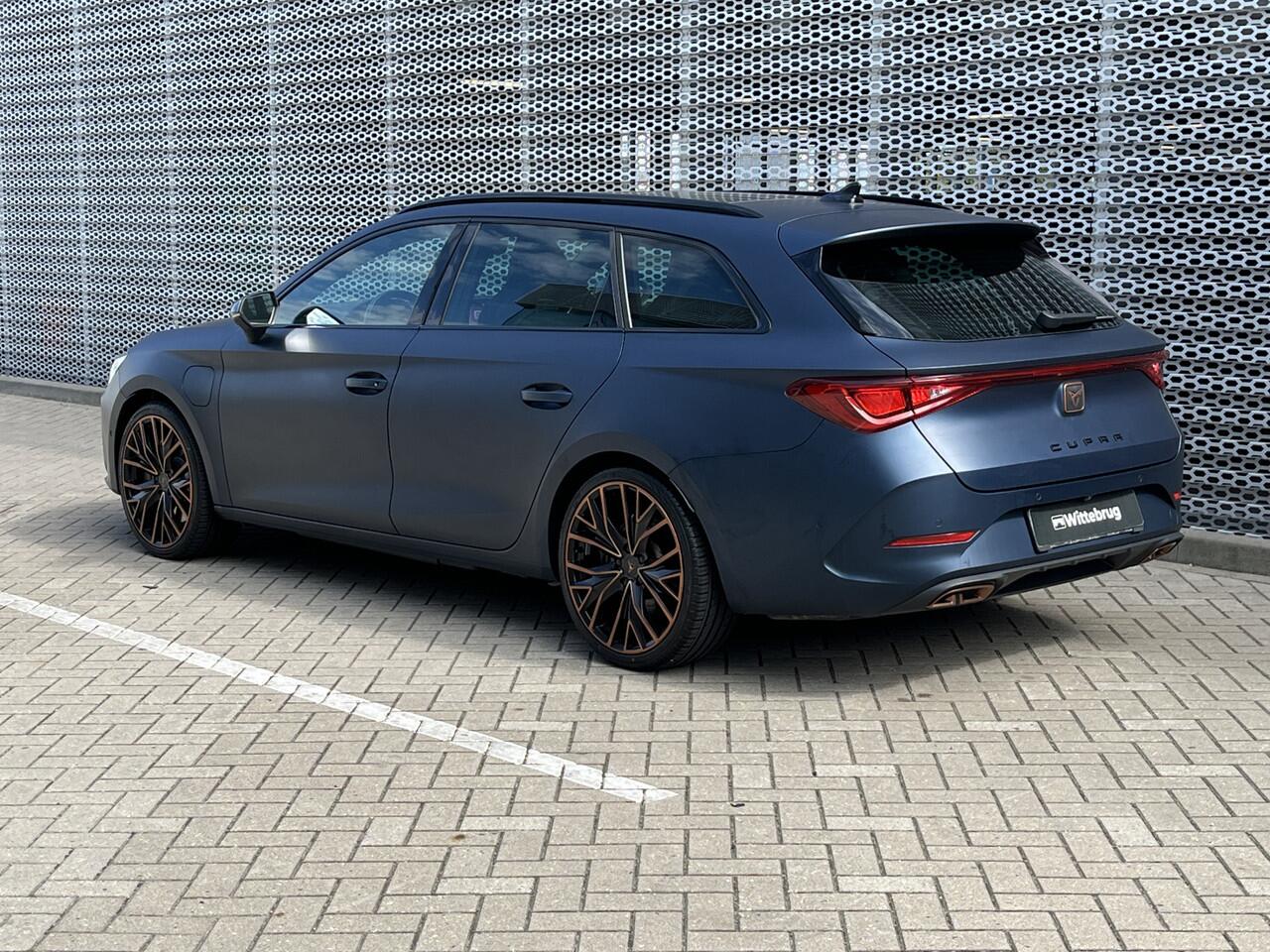 Cupra Leon Sportstourer 1.4 e-Hybrid 245pk DSG Black Edition / Matte Lak / Panoramadak / Leer / Elek Verstelbare Bestuurdersstoel Met Geheugen / Donker Glas / 19" LMV **