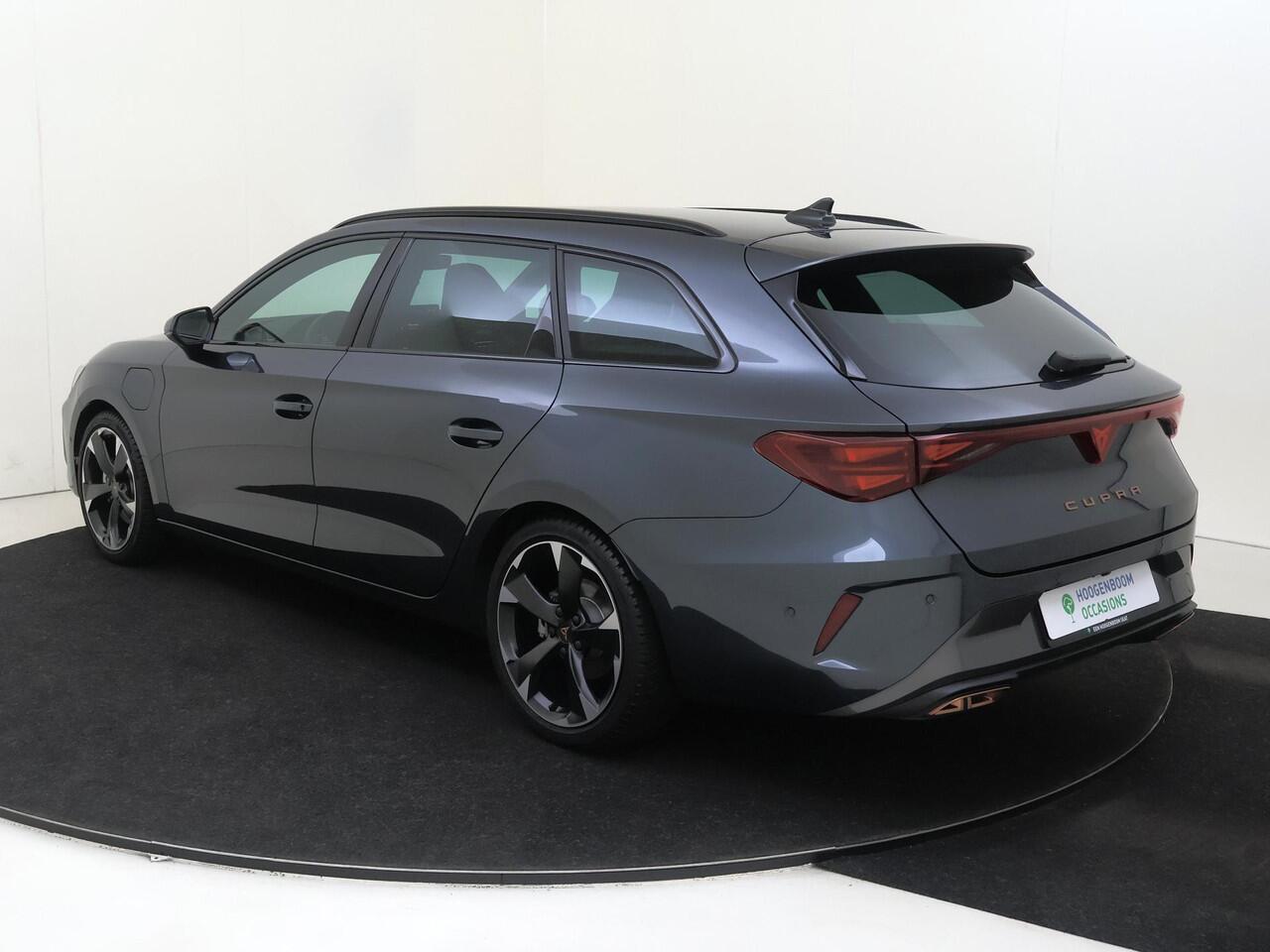 Cupra Leon Sportstourer 1.5 TSI e-Hybrid Business | SoH 100% | Trekhaak | Kuipstoelen | Dodehoek detectie | Parkeerassistent | Keyless | Stoel- en stuurwielverwarming | Adaptieve cruise control | Achteruitrijcamera |