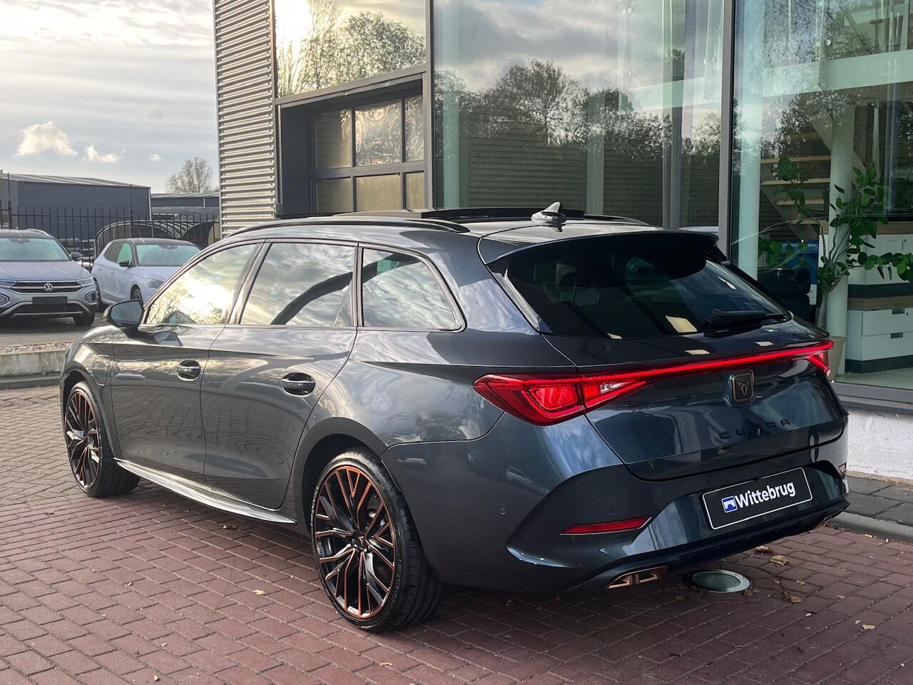 Cupra Leon Sportstourer 1.4 e-Hybrid VZ Performance / Panorama dak / Supersport stuurwiel / Geheugen stoelen / 19'' LMV