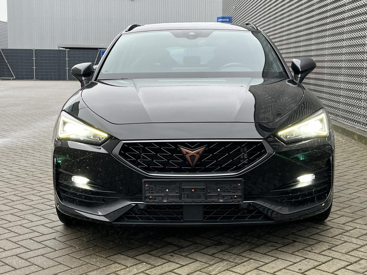 Cupra Leon Sportstourer 1.4 e-Hybrid 245PK DSG Performance / Panoramadak / Dodehoek / Parkeersensoren V+A / Camera / Stuur+Stoelverwarming / 19"LMV P4