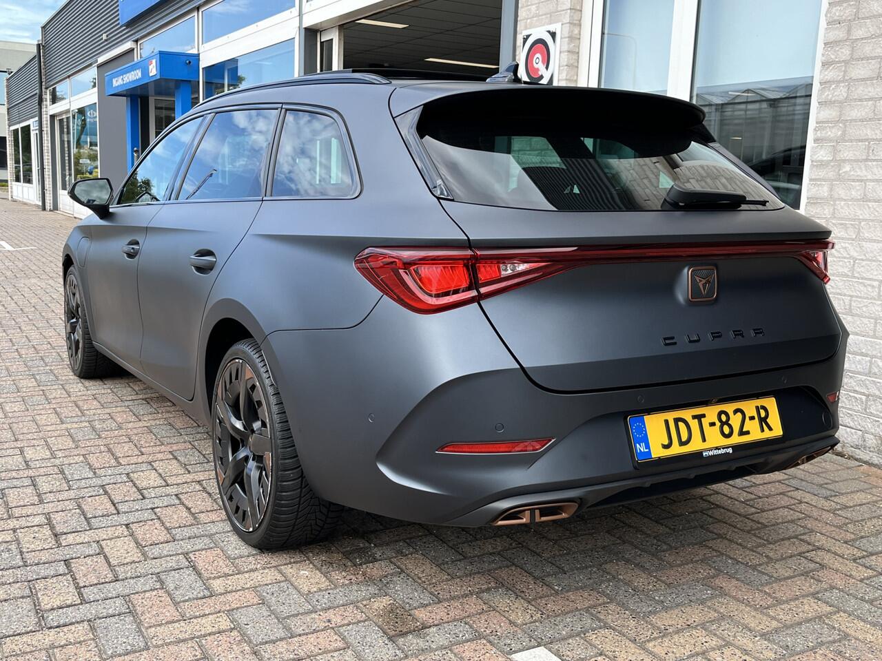 Cupra Leon Sportstourer 1.4 e-Hybrid VZ Performance / AUTOMAAT/ PANO/ 245 PK/ 19" LMV/ FULL LINK/ ADAPT. CRUISE/ DIGITAL DASH/ PARK. SENSOREN + CAMERA/ RIJ-MODI/ STOEL-STUUR VERWARM./ NAVI/ MATRIX/ DAB/ 3-ZONE CLIMA