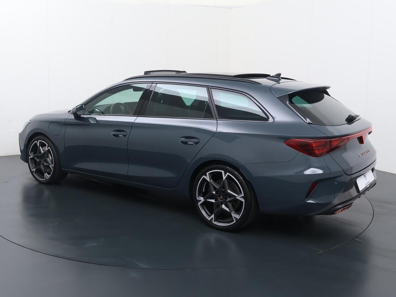Cupra Leon Sportstourer 1.5 TSI e-Hybrid VZ Performance | 272 PK | SoH 100% | Panoramadak | Sennheiser geluidssysteem | Adaptive cruise control |