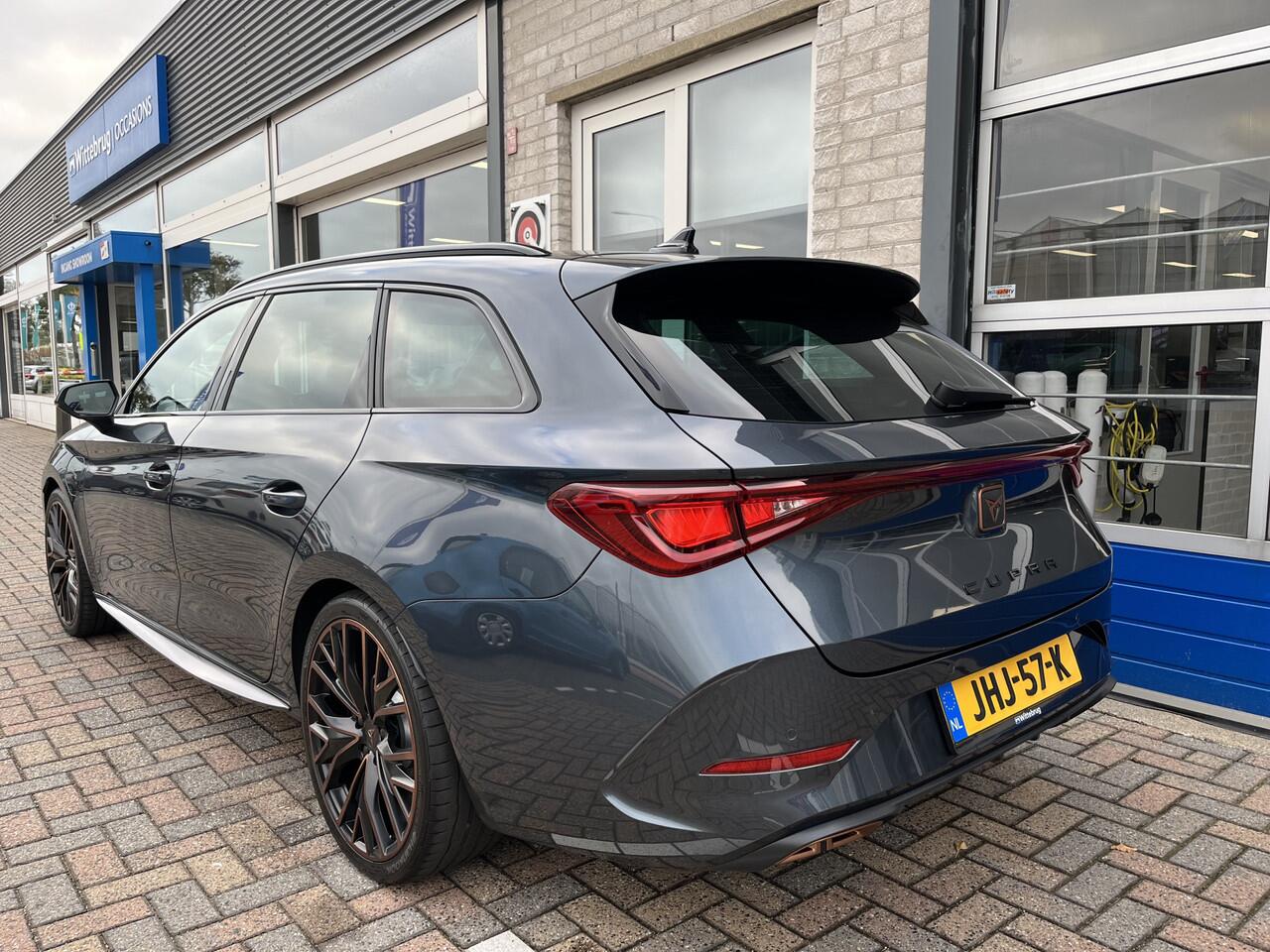 Cupra Leon Sportstourer 1.4 e-Hybrid VZ Performance / AUTOMAAT/ 245 PK/ PARK. SENSOREN/ LED/ KEYLESS/ CRUISE/ FULL LINK/ STOEL-STUURVERWARM./ NAVI/ CLIMA/ DAB/ 19" LMV