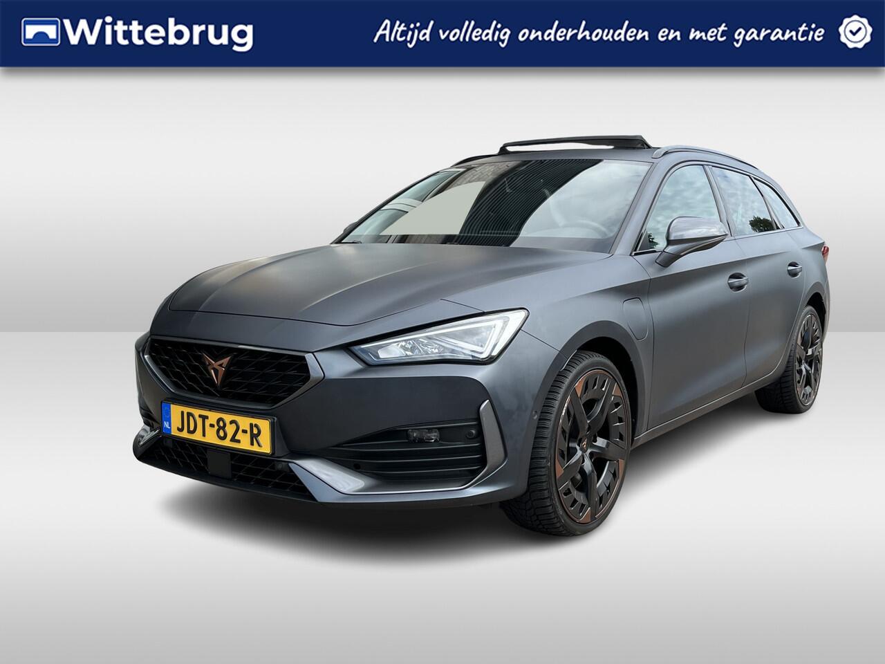 Cupra Leon Sportstourer 1.4 e-Hybrid VZ Performance / AUTOMAAT/ PANO/ 245 PK/ 19" LMV/ FULL LINK/ ADAPT. CRUISE/ DIGITAL DASH/ PARK. SENSOREN + CAMERA/ RIJ-MODI/ STOEL-STUUR VERWARM./ NAVI/ MATRIX/ DAB/ 3-ZONE CLIMA