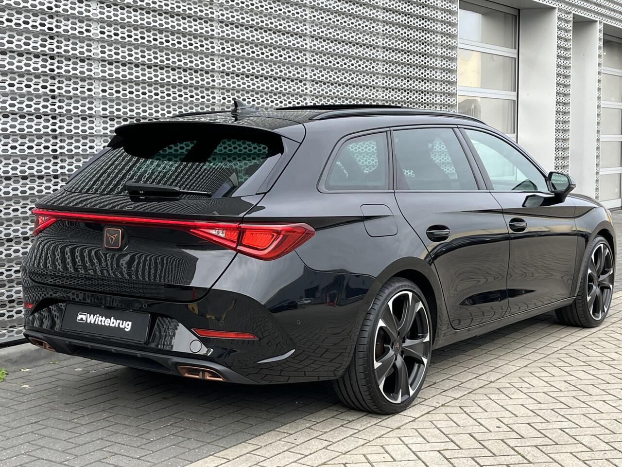 Cupra Leon Sportstourer 1.4 e-Hybrid 245PK VZ Performance / Panoramadak / Memory Seat / Achteruitrijcamera / Stuur + Stoelverwarming / Dodehoek Sensor / Elektrische Achterklep **