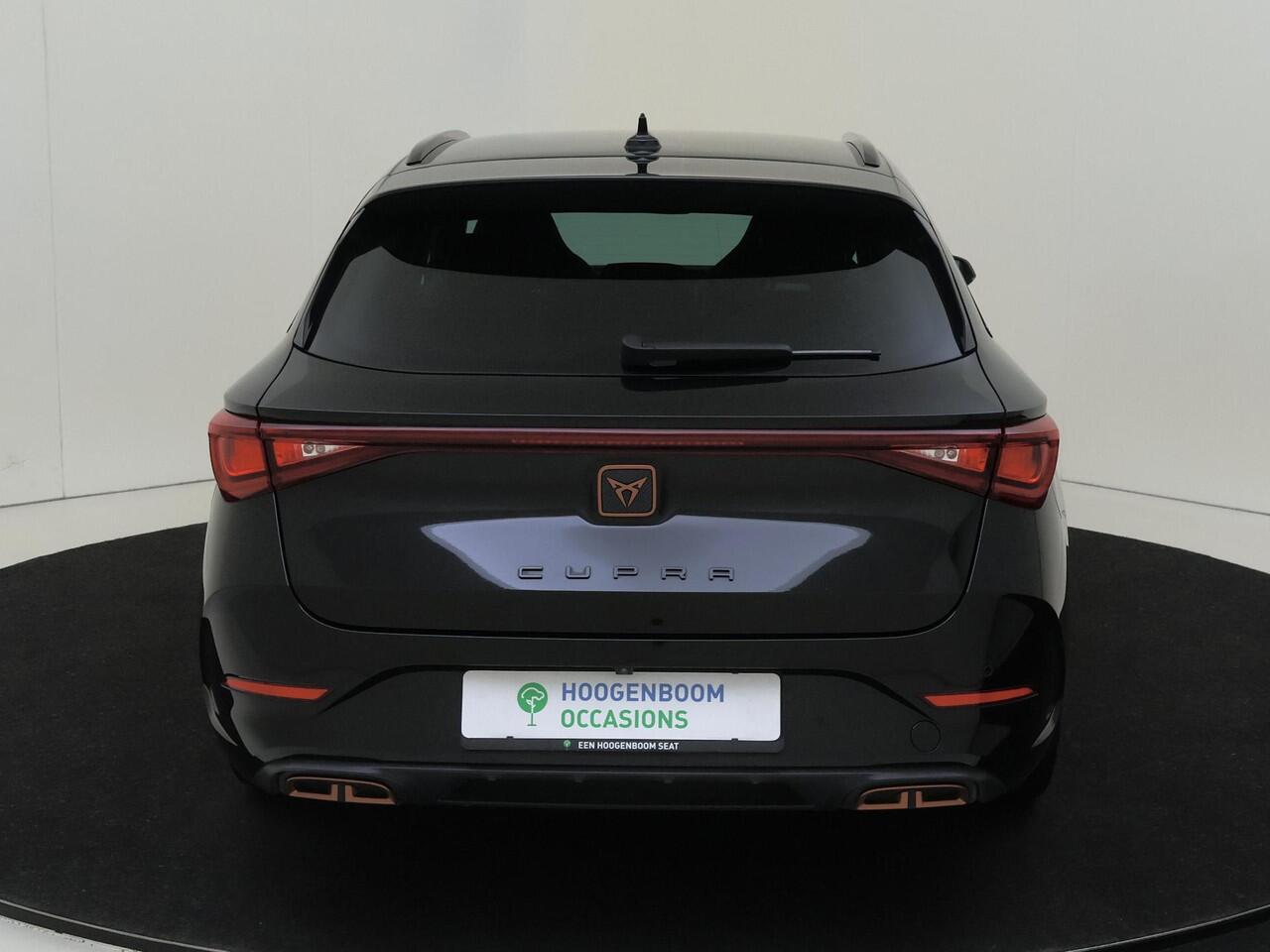 Cupra Leon Sportstourer 1.4 e-Hybrid VZ Performance | Parkeerasisstent | Keyless | Stoel- en stuurwielverwarming | Achteruitrijcamera | Navigatie | 3-zone airco | Sfeerverlichting | Elektrisch inklapbare buitenspiegels |