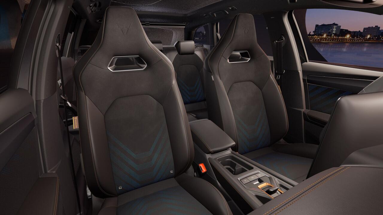 Cupra Leon Sportstourer 1.5 TSI e-Hybrid 272 6DSG VZ Performance | Achteruitrijcamera | Digitaal instrumentenpaneel (Virtual Cockpit) | Draadloze Apple CarPlay(TM), Android Auto(TM)