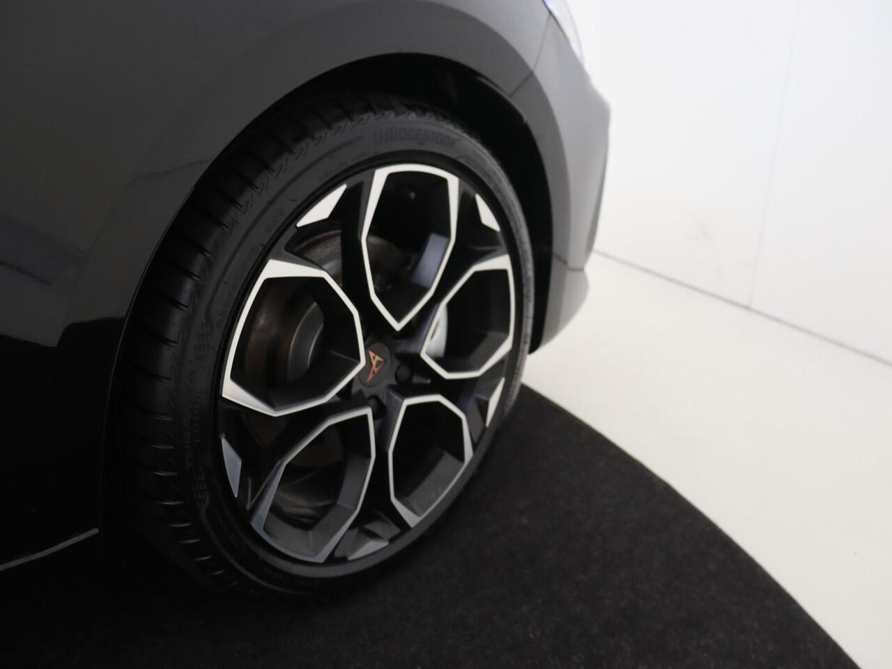 Cupra Leon Sportstourer 1.5 TSI e-Hybrid Business | Achteruitrijcamera | Sfeerverlichting | CarPlay | Adaptieve cruise control | Stuurwiel verwarmd | Voorklimatisering | 3-zone airco |