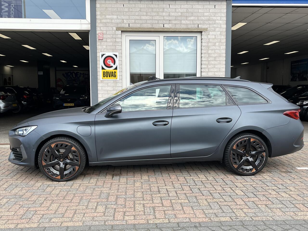 Cupra Leon Sportstourer 1.4 e-Hybrid VZ Performance / AUTOMAAT/ PANO/ 245 PK/ 19" LMV/ FULL LINK/ ADAPT. CRUISE/ DIGITAL DASH/ PARK. SENSOREN + CAMERA/ RIJ-MODI/ STOEL-STUUR VERWARM./ NAVI/ MATRIX/ DAB/ 3-ZONE CLIMA