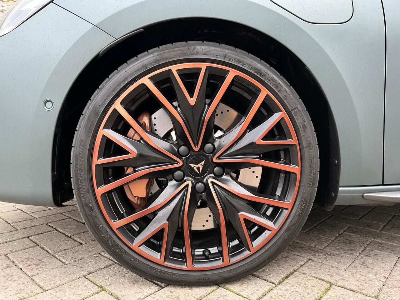 Cupra Leon Sportstourer 1.5 TSI e-Hybrid VZ Extreme / Panoramadak / Sennheiser / Navigatiesysteem / App connect / CUP-Stoelen / Stoel+stuurverwaring /