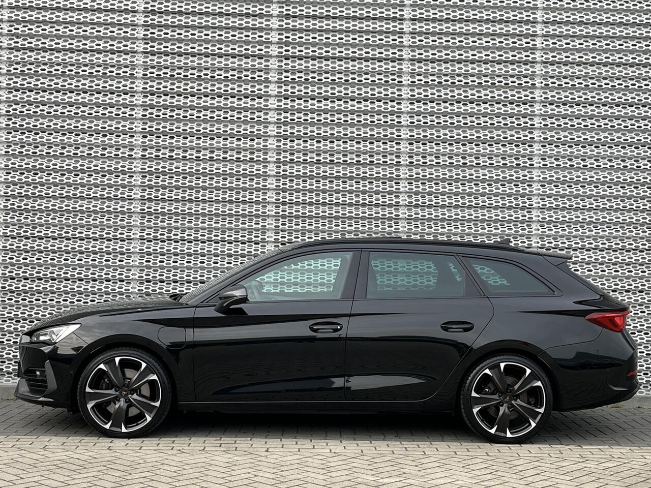 Cupra Leon Sportstourer 1.4 e-Hybrid 245PK VZ Performance / Panoramadak / Memory Seat / Achteruitrijcamera / Stuur + Stoelverwarming / Dodehoek Sensor / Elektrische Achterklep **